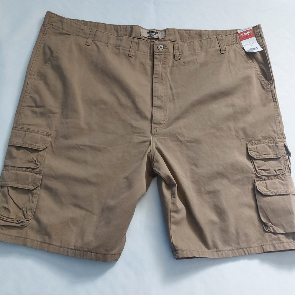 Wrangler Authentic Cargo Shorts with Sturdy Material and Relaxed Fit size 52